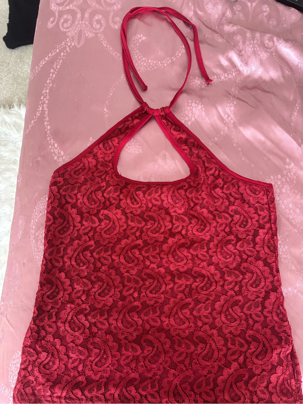 KISS KISS HALTER TOP IN RED 
Amelie Teje